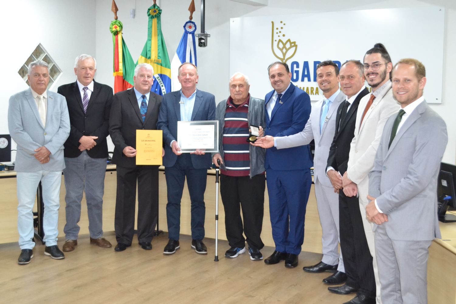 Câmara entrega Título de Cidadão Garibaldense ao médico veterinário Yves Langon