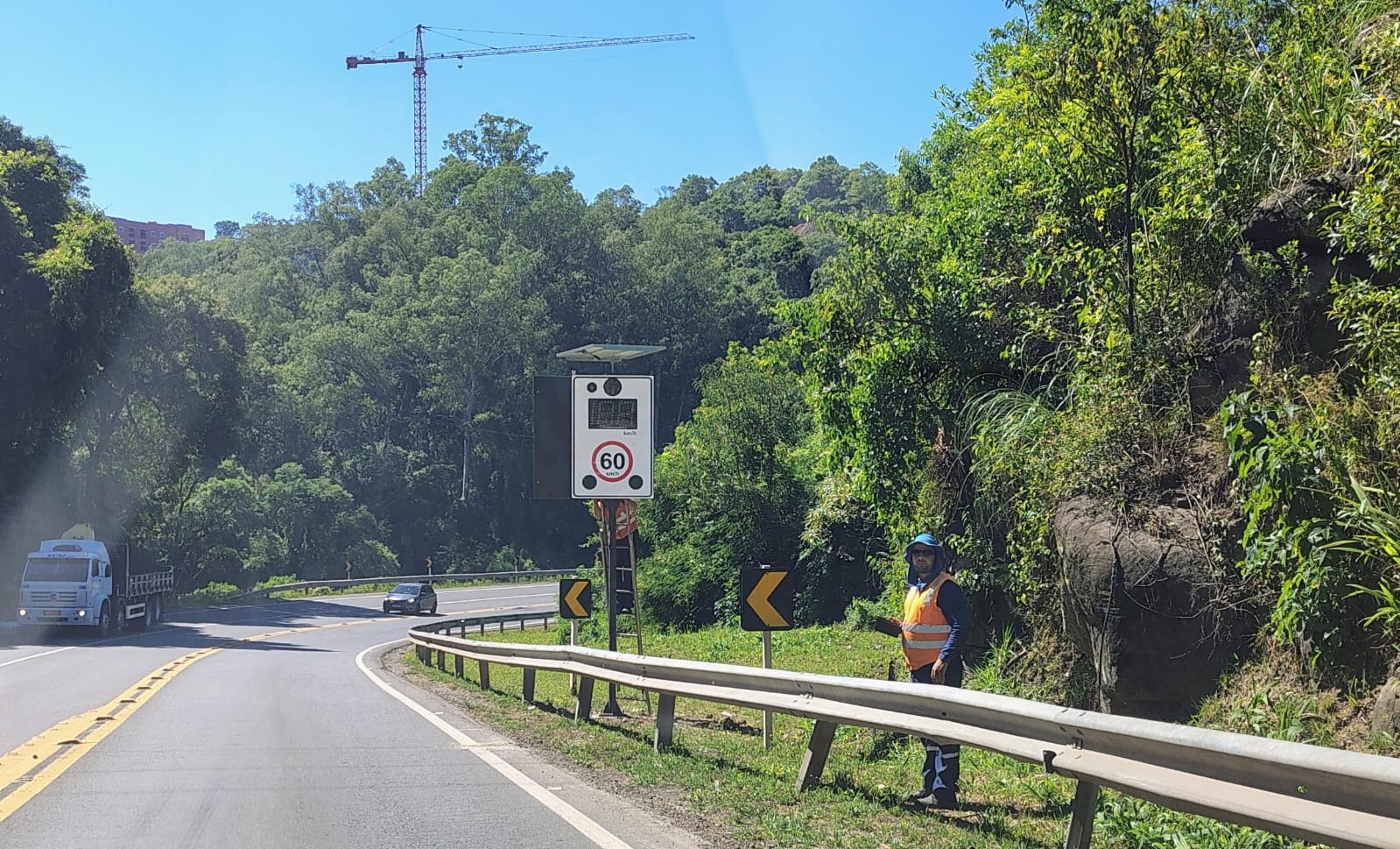 Interdição para instalação de controlador de velocidade afeta trânsito na BR-470, em Bento Gonçalves