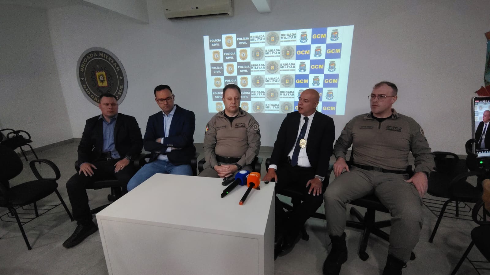 Prisões de suspeitos de extorsões e ataques a revendas são detalhadas em coletiva da segurança pública, em Bento Gonçalves