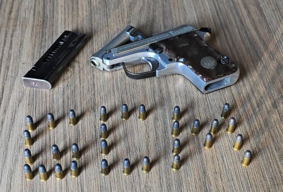 Operação apreende drogas e arma, prende dois homens e interdita estabelecimento em Bento Gonçalves