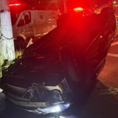 Carro capota após atingir poste na Avenida São Roque, em Bento Gonçalves
