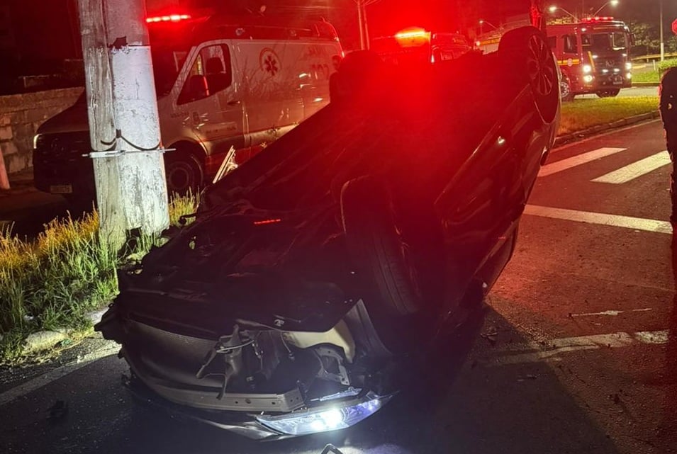 Carro capota após atingir poste na Avenida São Roque, em Bento Gonçalves
