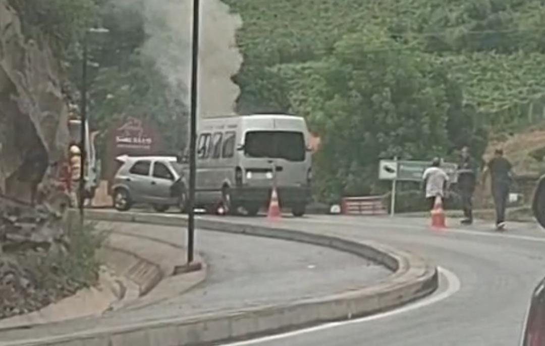 Óleo na pista provoca colisão entre carro e van na ERS-444, em Bento Gonçalves