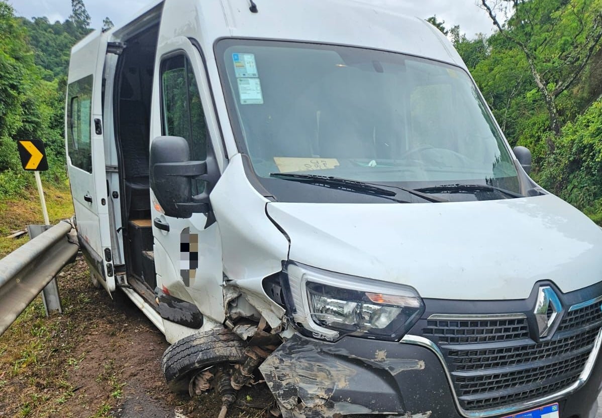 Van sai da pista na BR-470 e deixa passageiro ferido em Bento Gonçalves