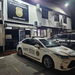 O suspeito recebeu voz de prisão e foi conduzido para realizar exame de corpo de delito. (Foto: Reprodução)