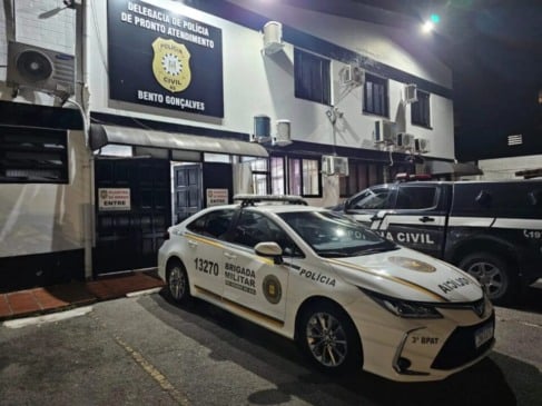 O suspeito recebeu voz de prisão e foi conduzido para realizar exame de corpo de delito. (Foto: Reprodução)