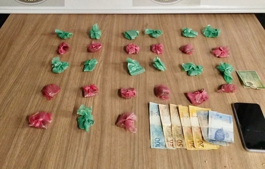 Jovem é preso por tráfico de drogas no bairro Aparecida, em Carlos Barbosa