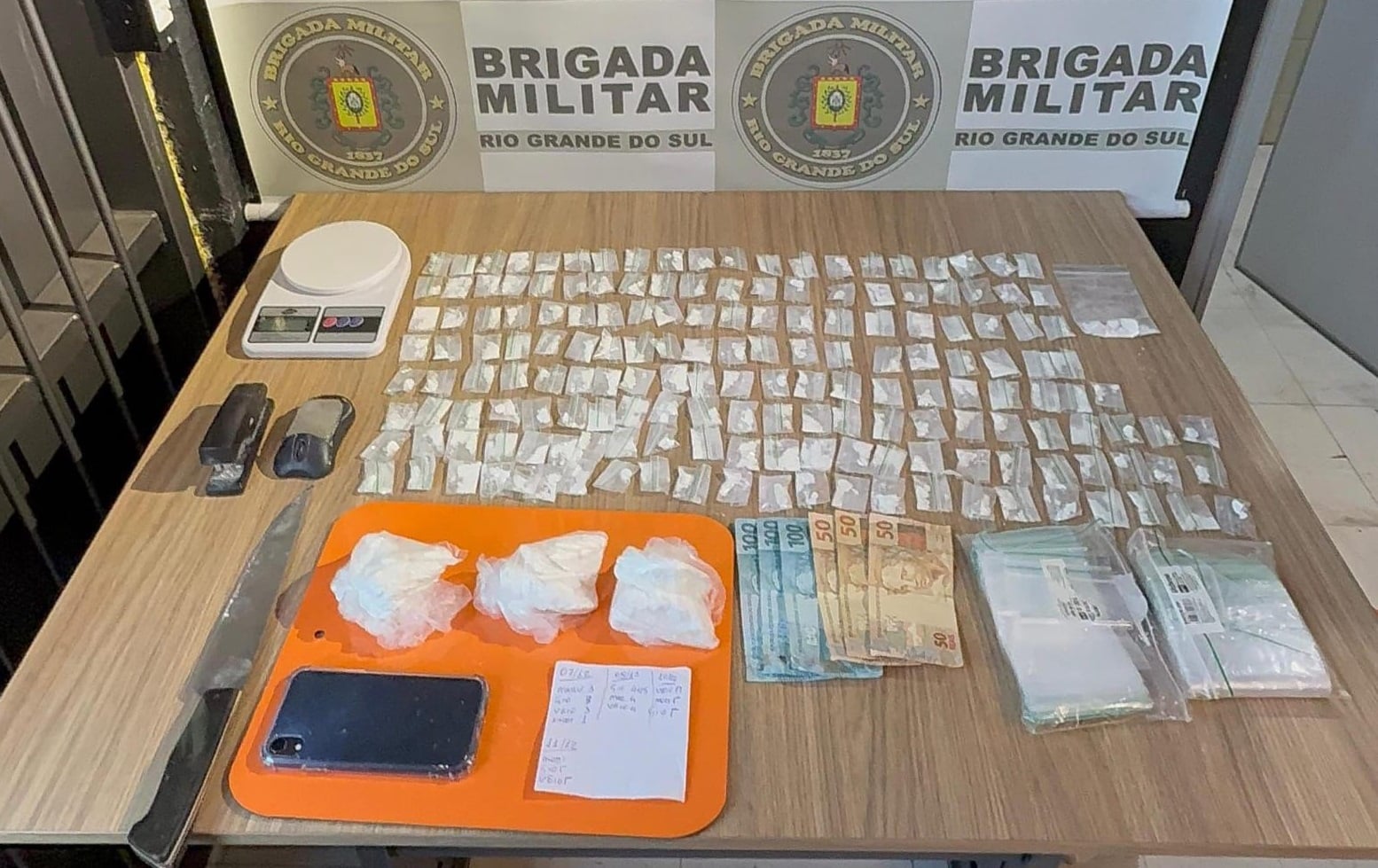 BM prende dupla por tráfico de drogas no bairro Humaitá, em Bento Gonçalves