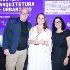 A professora Patrícia Pasini com a presidente do CAU RS Andréa Hamilton Ilha e o vice-presidente do CAU RS Fausto Steffen.