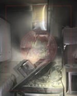 O sinistro deixou parte da cozinha do imóvel destruída. (Foto: Bombeiros Voluntários)