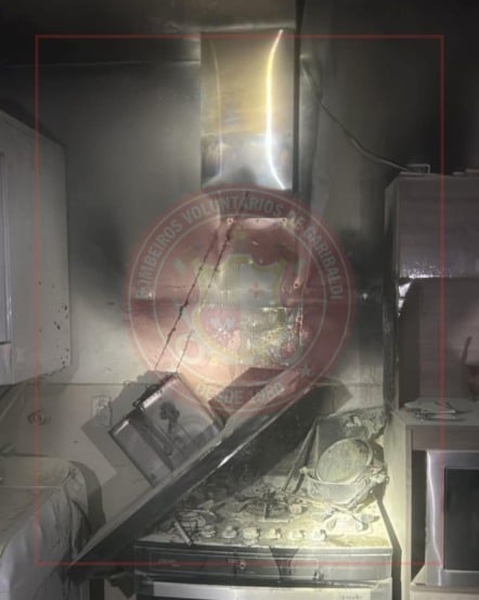 O sinistro deixou parte da cozinha do imóvel destruída. (Foto: Bombeiros Voluntários)