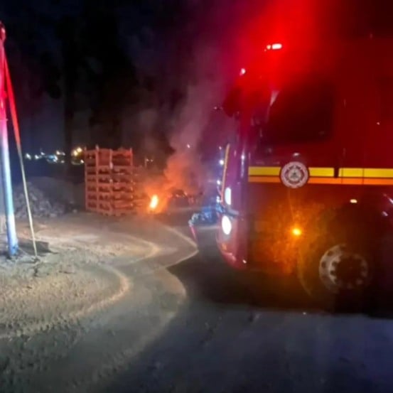 Foram utilizados aproximadamente 500 litros de água para a extinção do fogo. (Foto: Bombeiros)