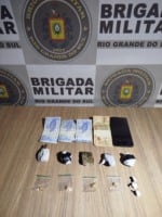 Tr&ecirc;s s&atilde;o presos por tr&aacute;fico de drogas em opera&ccedil;&otilde;es da Brigada Militar em Carlos Barbosa