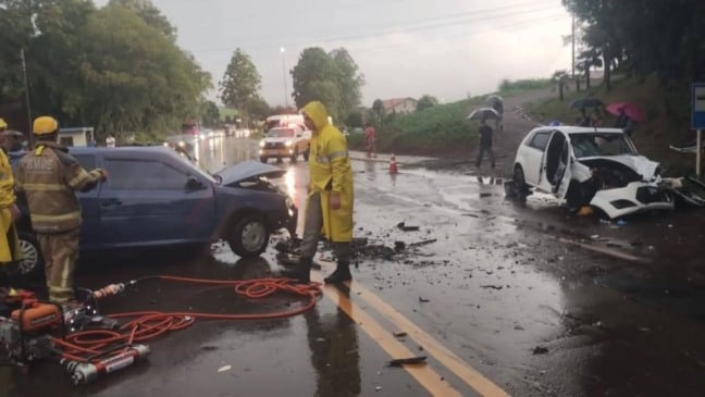 Os três ocupantes do Fiesta ficaram presos às ferragens e precisaram ser resgatados pelo Corpo de Bombeiros. (Foto: Divulgação)