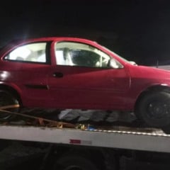 Pol&iacute;cia encontrou um GM/Celta fora da pista. No interior, estava a CNH do homem. (Foto: Reprodu&ccedil;&atilde;o)