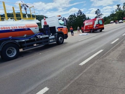A vítima, identificada como José Ramiro Cerveira, foi atingida por um Volkswagen Gol. (Foto: Bombeiros Voluntários de São Sebastião do Caí)
