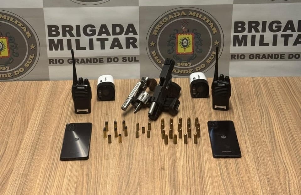 BM prende três adultos e apreende adolescente com armas no bairro Fenachamp, em Garibaldi BM prende três adultos e apreende adolescente com armas no bairro Fenachamp, em Garibaldi