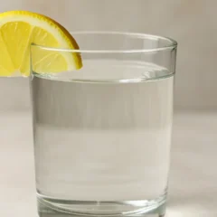 Água com limão de manhã pode fazer bem, mas veja quando ela não é recomendada e por quê