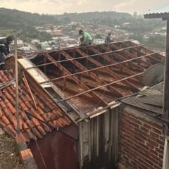 Serviço Civil Auxiliar de Bombeiros (SCAB) realizando a distribuição de lonas aos moradores atingidos, além de orientações preventivas para minimizar riscos e evitar novos sinistros - Foto: SCAB/Divulgação