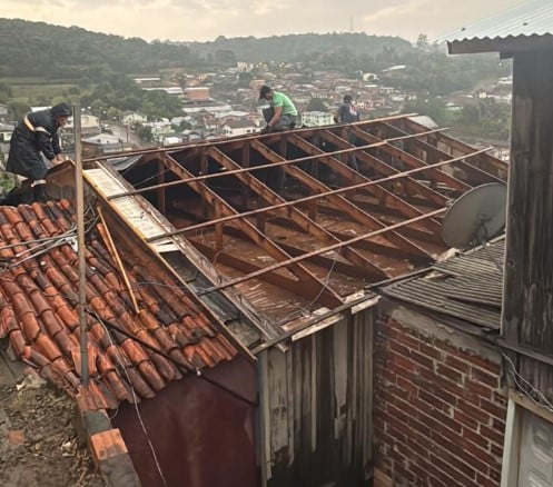 Serviço Civil Auxiliar de Bombeiros (SCAB) realizando a distribuição de lonas aos moradores atingidos, além de orientações preventivas para minimizar riscos e evitar novos sinistros - Foto: SCAB/Divulgação Serviço Civil Auxiliar de Bombeiros (SCAB) realizando a distribuição de lonas aos moradores atingidos, além de orientações preventivas para minimizar riscos e evitar novos sinistros - Foto: SCAB/Divulgação