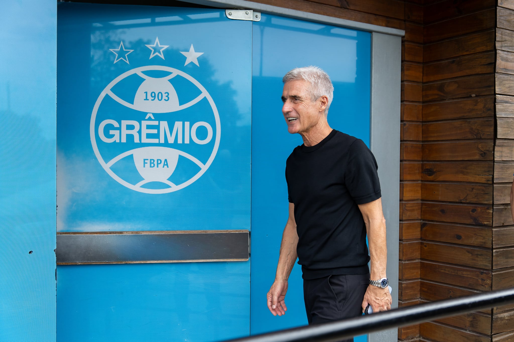 Técnico Luis Castro se apresenta em Porto Alegre e assume o Grêmio