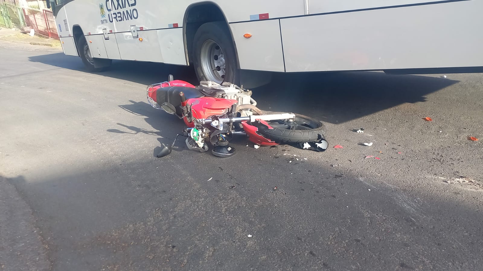 Motociclista fica ferido após ultrapassagem causar acidente em Caxias do Sul