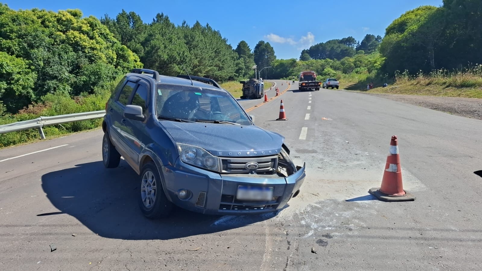 Caminhonete capota após colisão em travessia na ERS-122, em Flores da Cunha