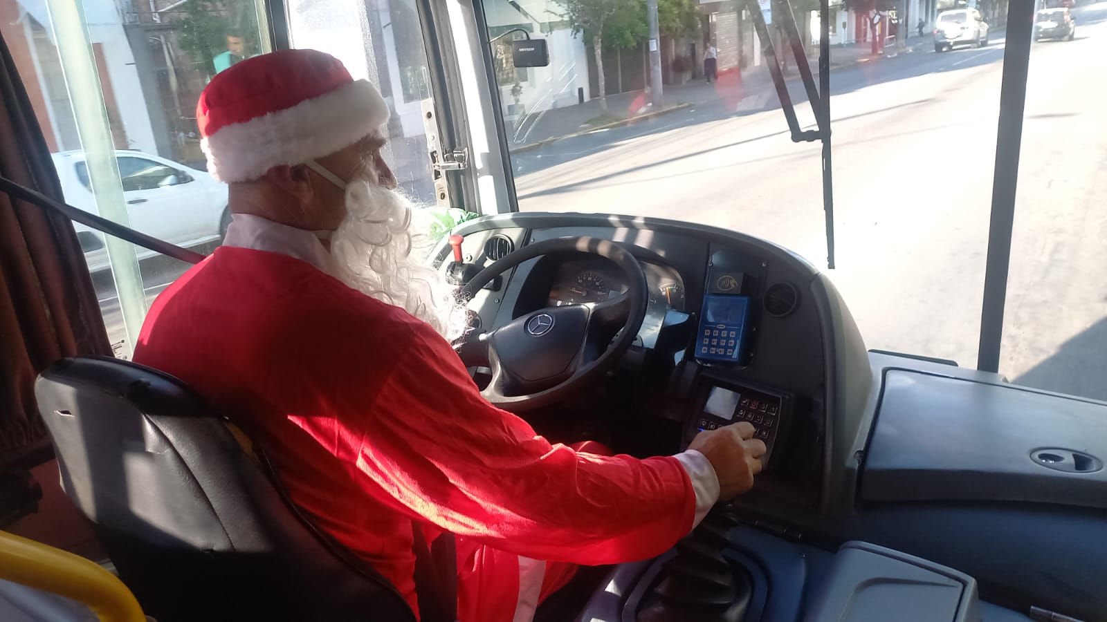 De Papai Noel, motorista leva clima de Natal para ônibus de Caxias do Sul