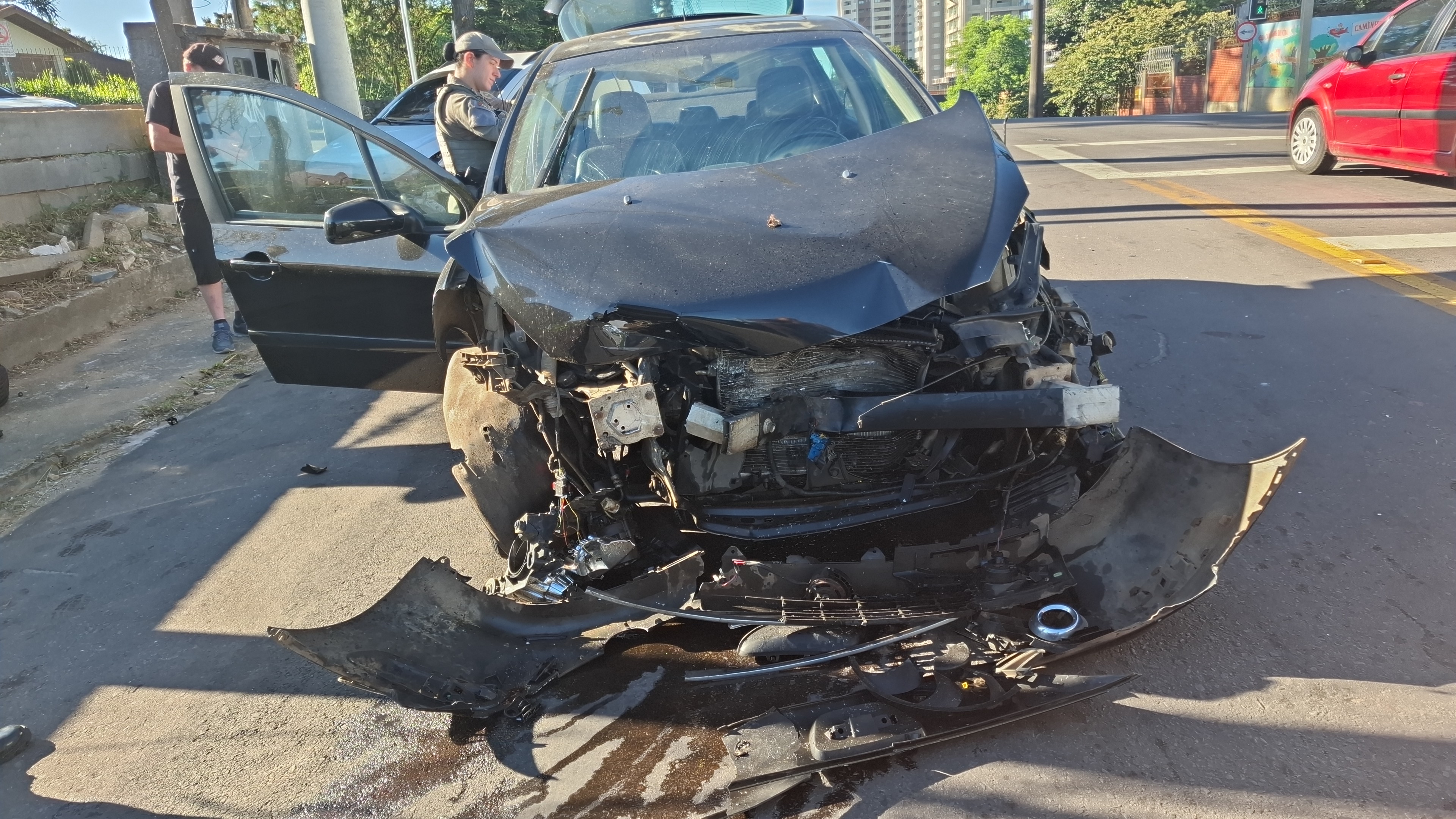 Colisão entre dois veículos deixa mulher ferida em Caxias do Sul