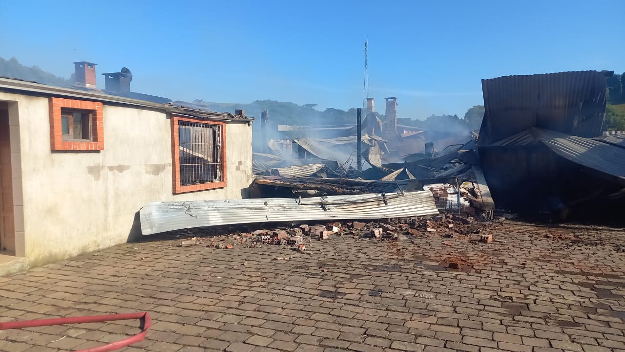 Incêndio destrói estabelecimentos no distrito de Vila Oliva, em Caxias do Sul