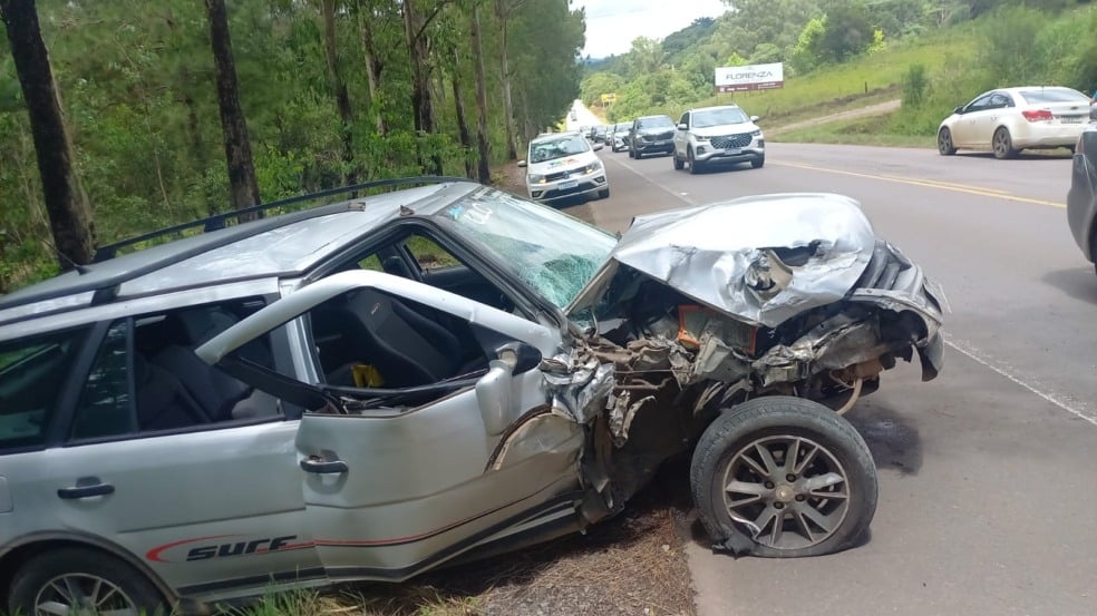 Colisão entre veículos na Rota do Sol gera congestionamento e acidente secundário Colisão entre veículos na Rota do Sol gera congestionamento e acidente secundário