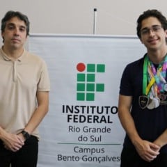 Diretor-geral do IFRS-BG, Rodrigo Monteiro e aluno Luiz Eduardo Carneiro.