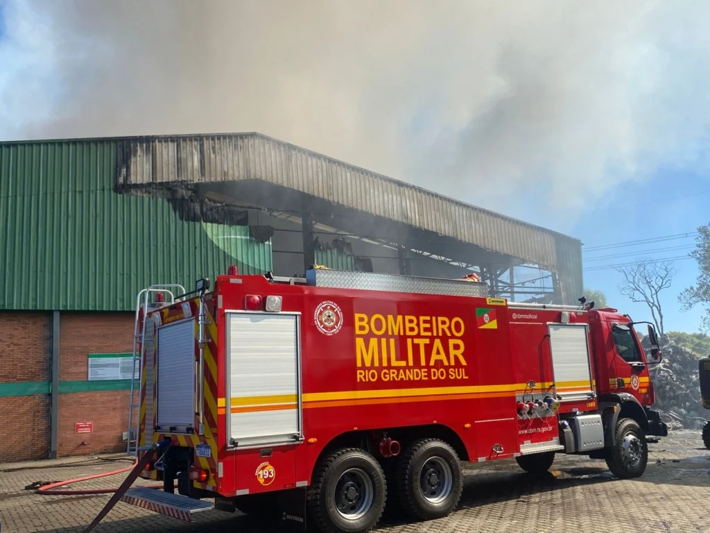 Após 80 horas, bombeiros extinguem incêndio em reciclagem de Farroupilha