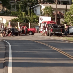 As vítimas feridas recebem atendimento no local e devem ser encaminhadas ao hospital. (Foto: Bombeiros Voluntários)