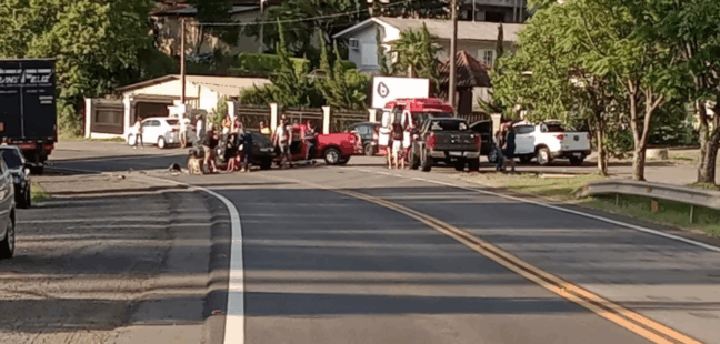 As vítimas feridas recebem atendimento no local e devem ser encaminhadas ao hospital. (Foto: Bombeiros Voluntários)