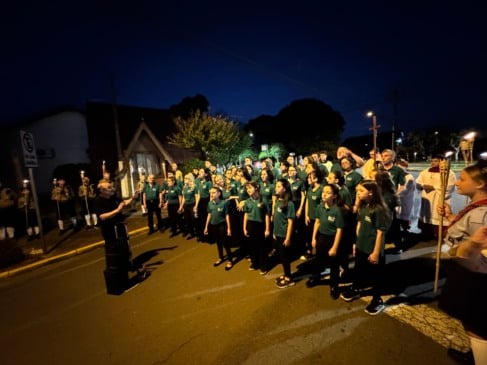 Coro Unimed Serra Gaúcha e Orquestra Pró-música interpretam cantos litúrgicos e clássicos natalinos durante a Noite Luminosa - Foto: Fernanda Mondadori/Unimed Serra Gaúcha