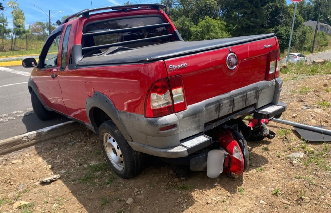 Moto para debaixo de carro após acidente e homem fica ferido em Farroupilha