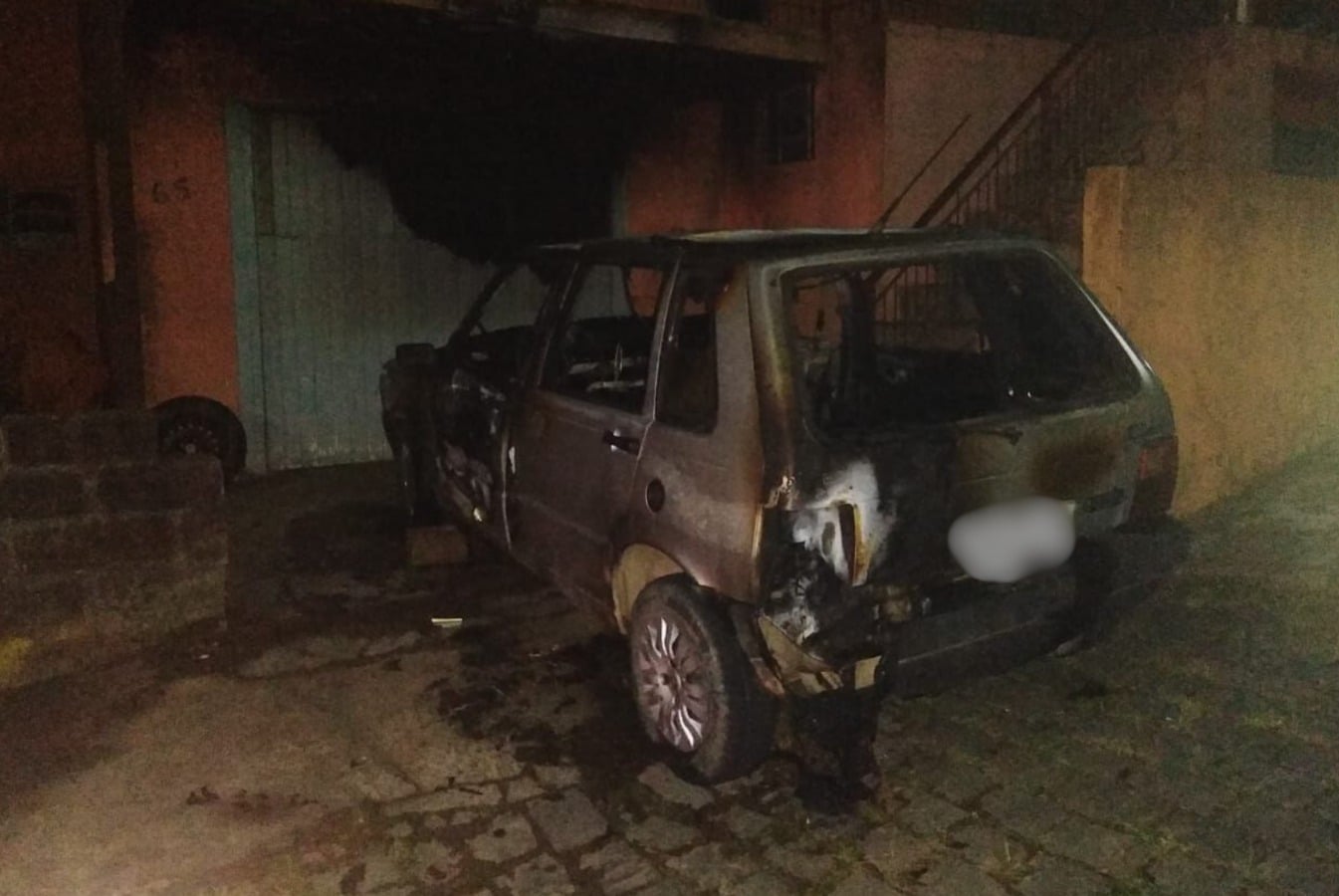 Veículo é destruído por incêndio criminoso em Farroupilha