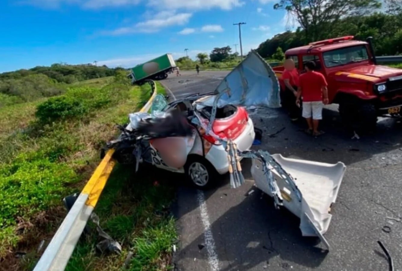 Homem morre em colisão frontal entre carro e caminhão na Estrada do Mar, em Arroio do Sal