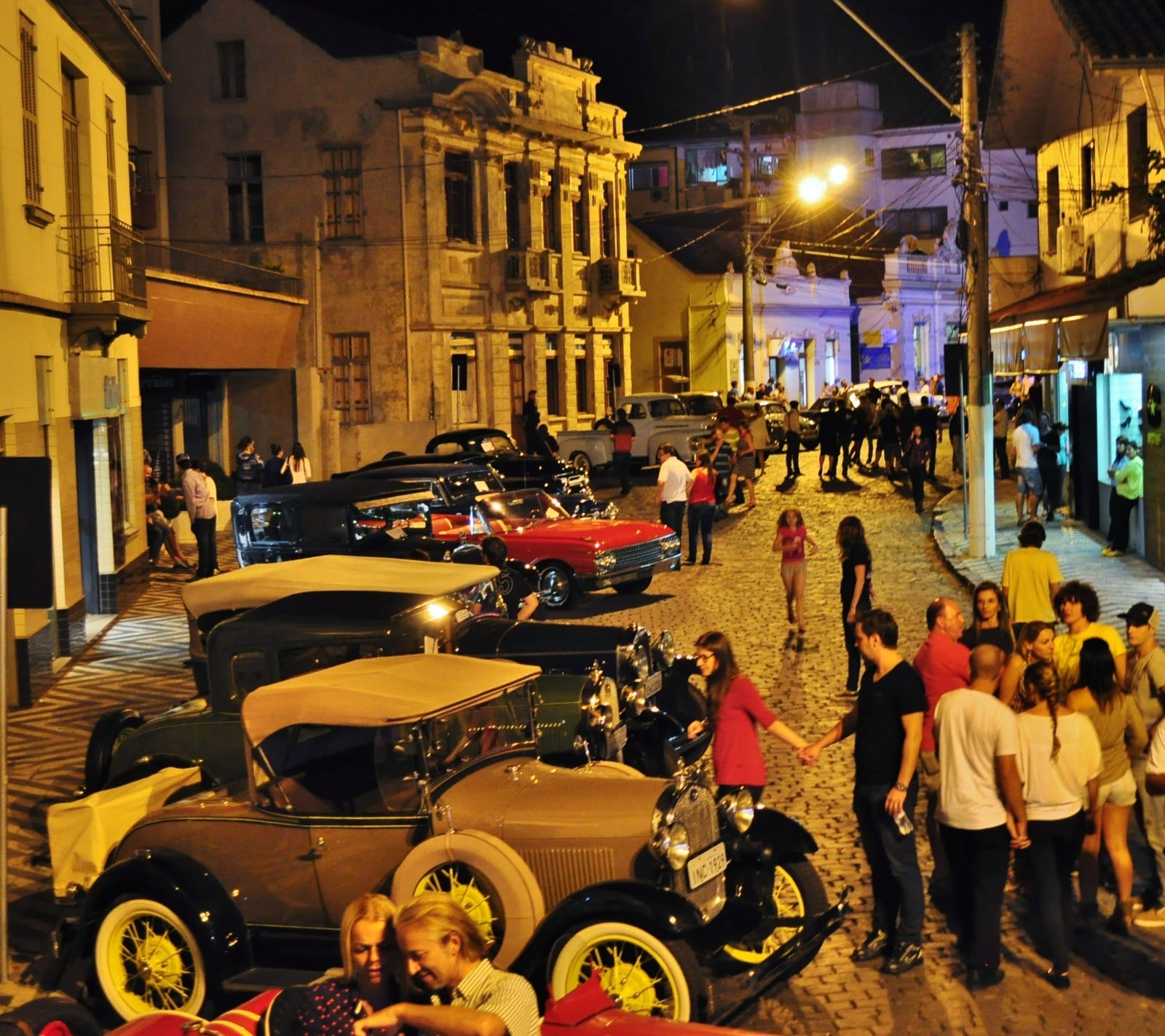 Centro Histórico de Garibaldi recebe encontro de carros antigos no Natal Borbulhante