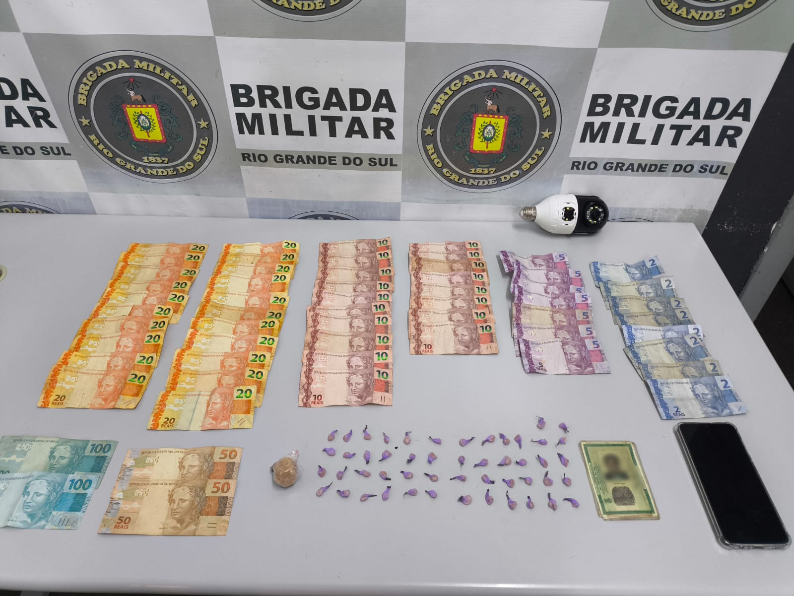 Brigada Militar prende homem com 51 pedras de crack em Caxias do Sul