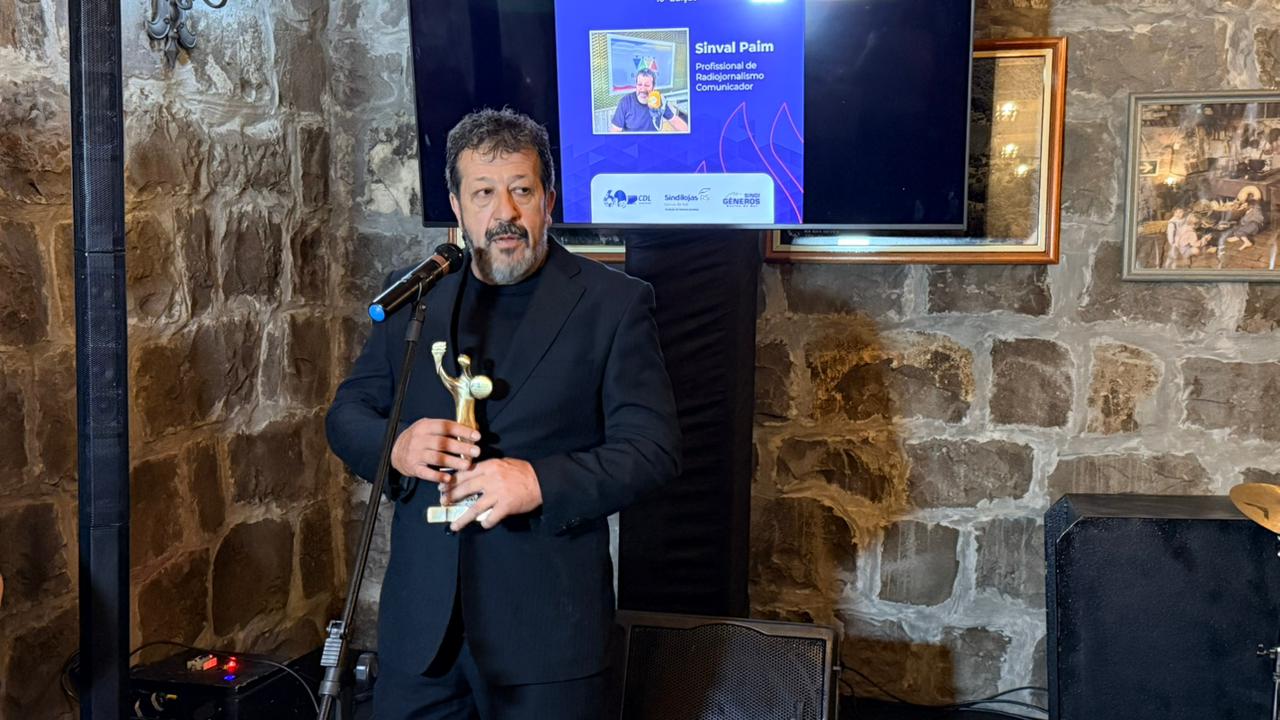 Comunicador da Rádio Viva, Sinval Paim, recebe prêmio da ARI Serra Gaúcha