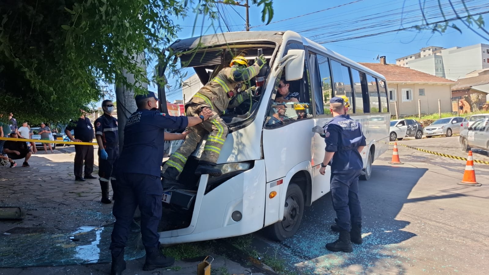 Mulher fica presa às ferragens ao colidir micro-ônibus em poste, em Caxias do Sul
