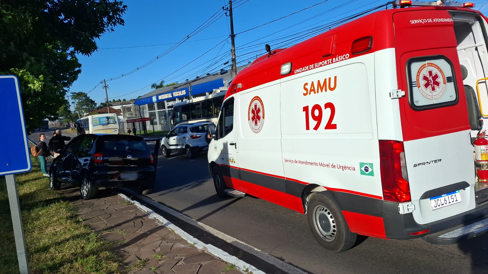 Acidente entre carro e ônibus deixa homem ferido na BR-116, em Caxias do Sul