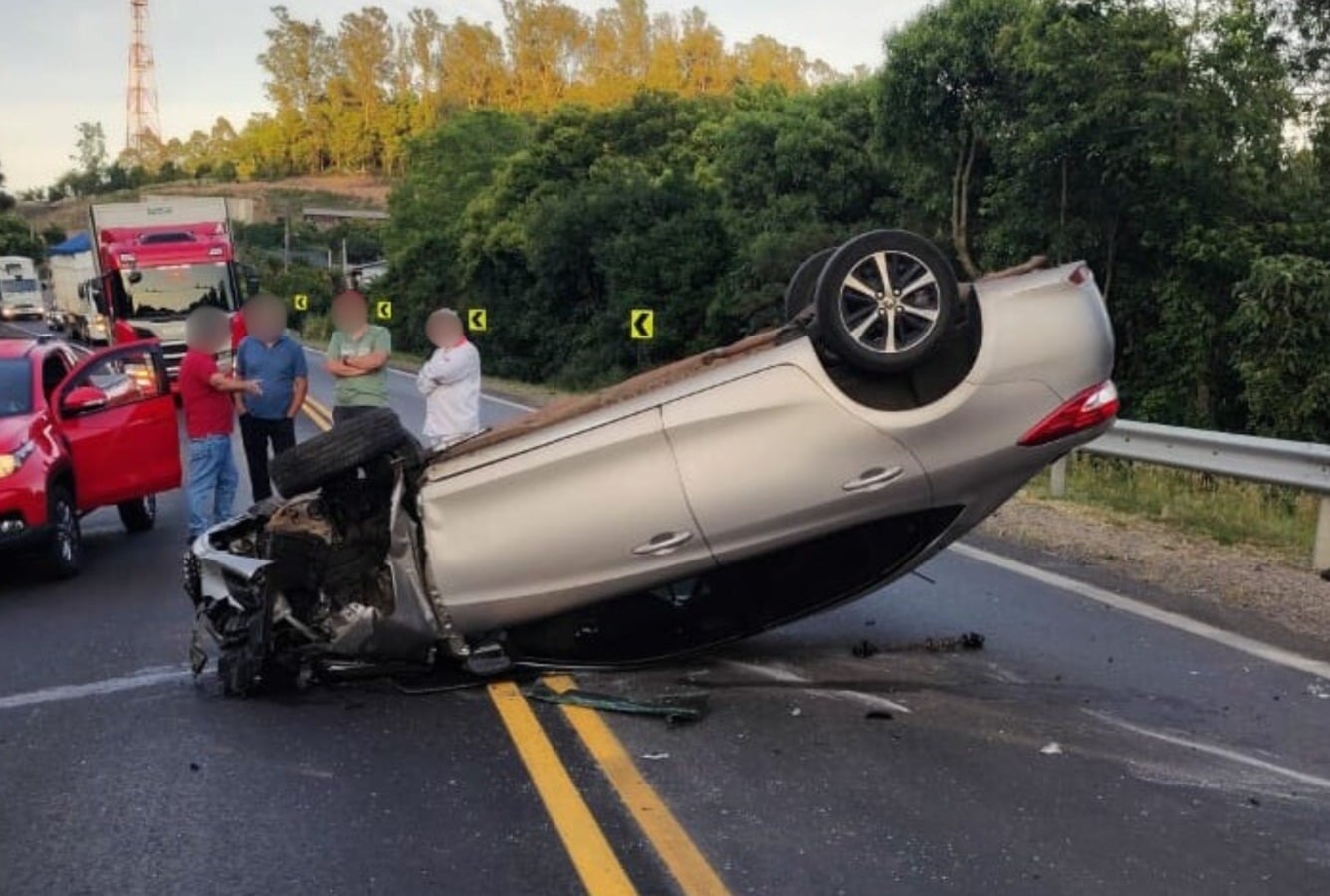 Motorista fica ferido após capotamento na RSC-453, em Farroupilha