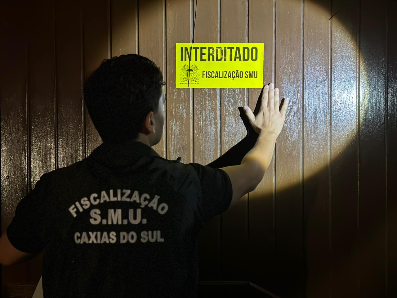 Dois estabelecimentos são interditados em operação contra perturbação do sossego em Caxias do Sul