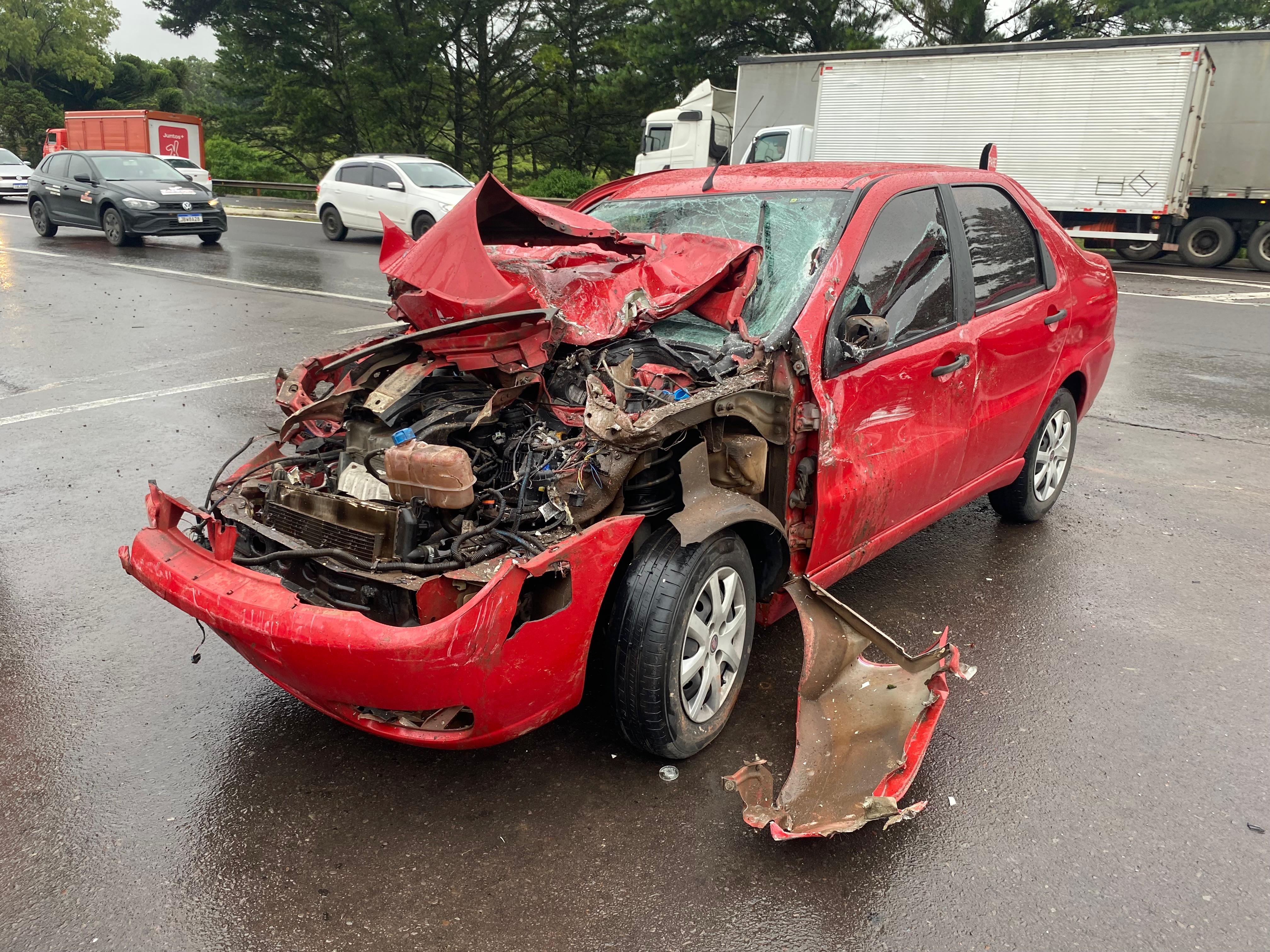 Ônibus e carro colidem em Farroupilha e deixam trânsito lento na ERS-122