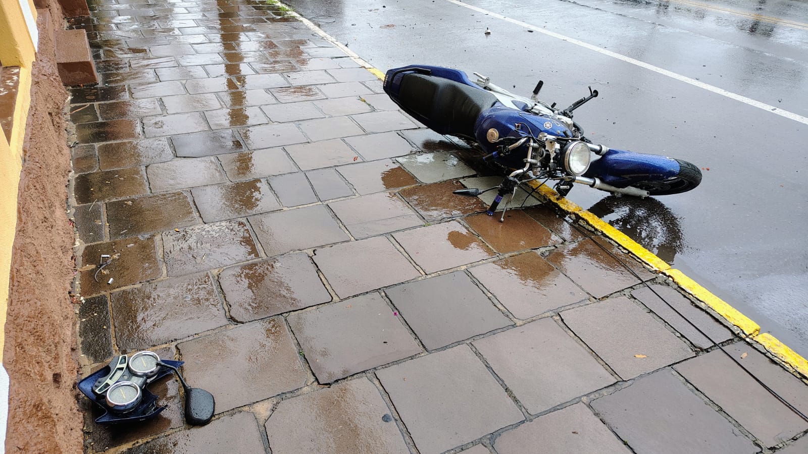 Acidente deixa motociclista ferido no bairro Botafogo, em Bento Gonçalves