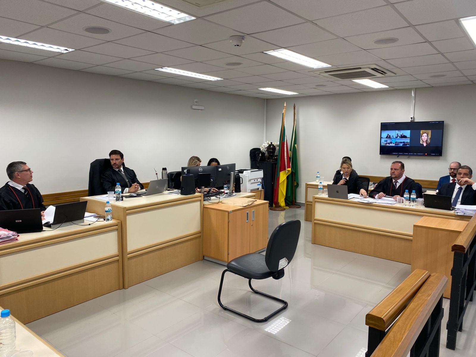 Acusados de roubo e tentativa de homicídio contra policiais são condenados a 19 anos de prisão em Farroupilha