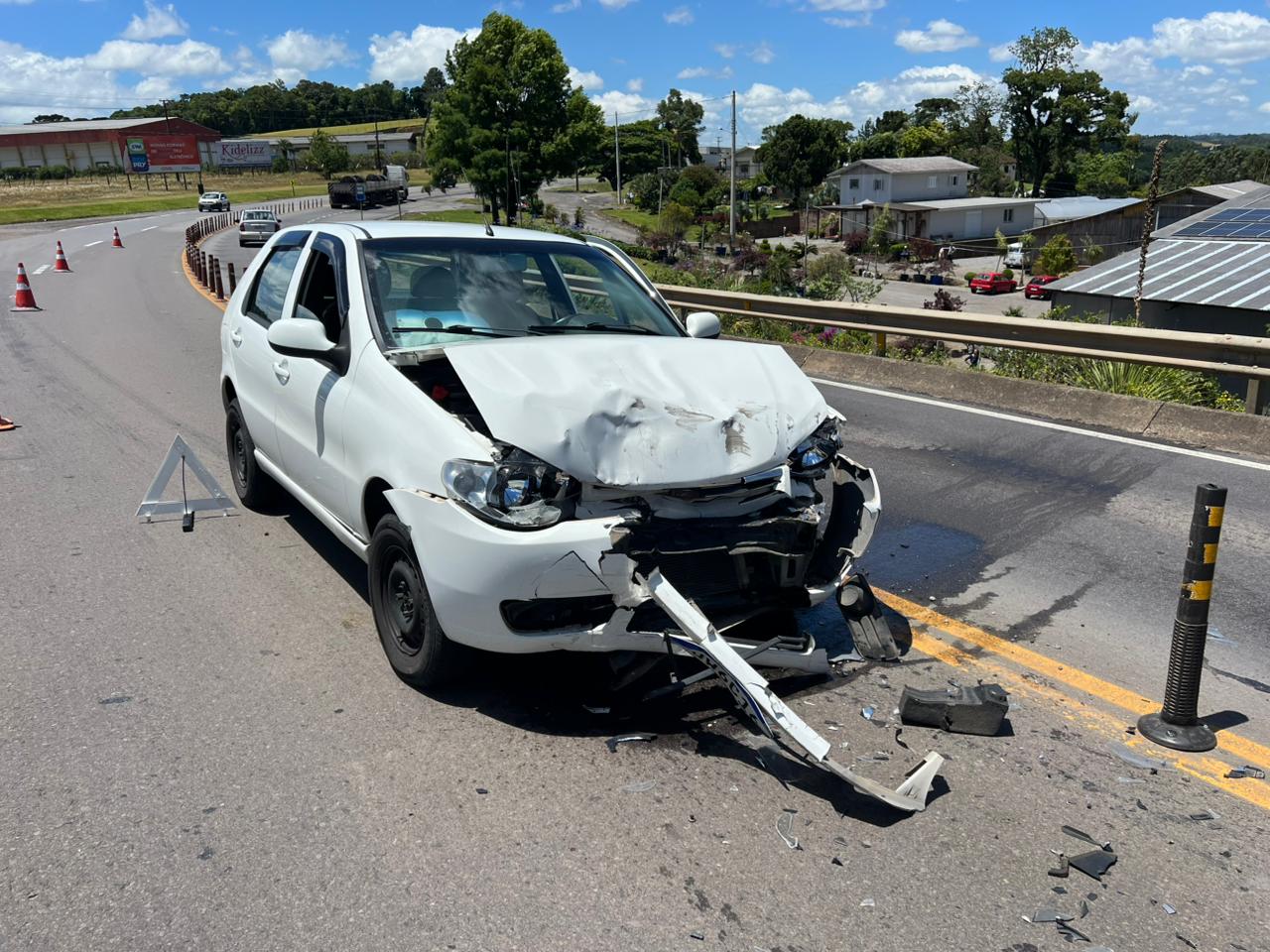Colisão frontal deixa mulher ferida na ERS-122, em Farroupilha